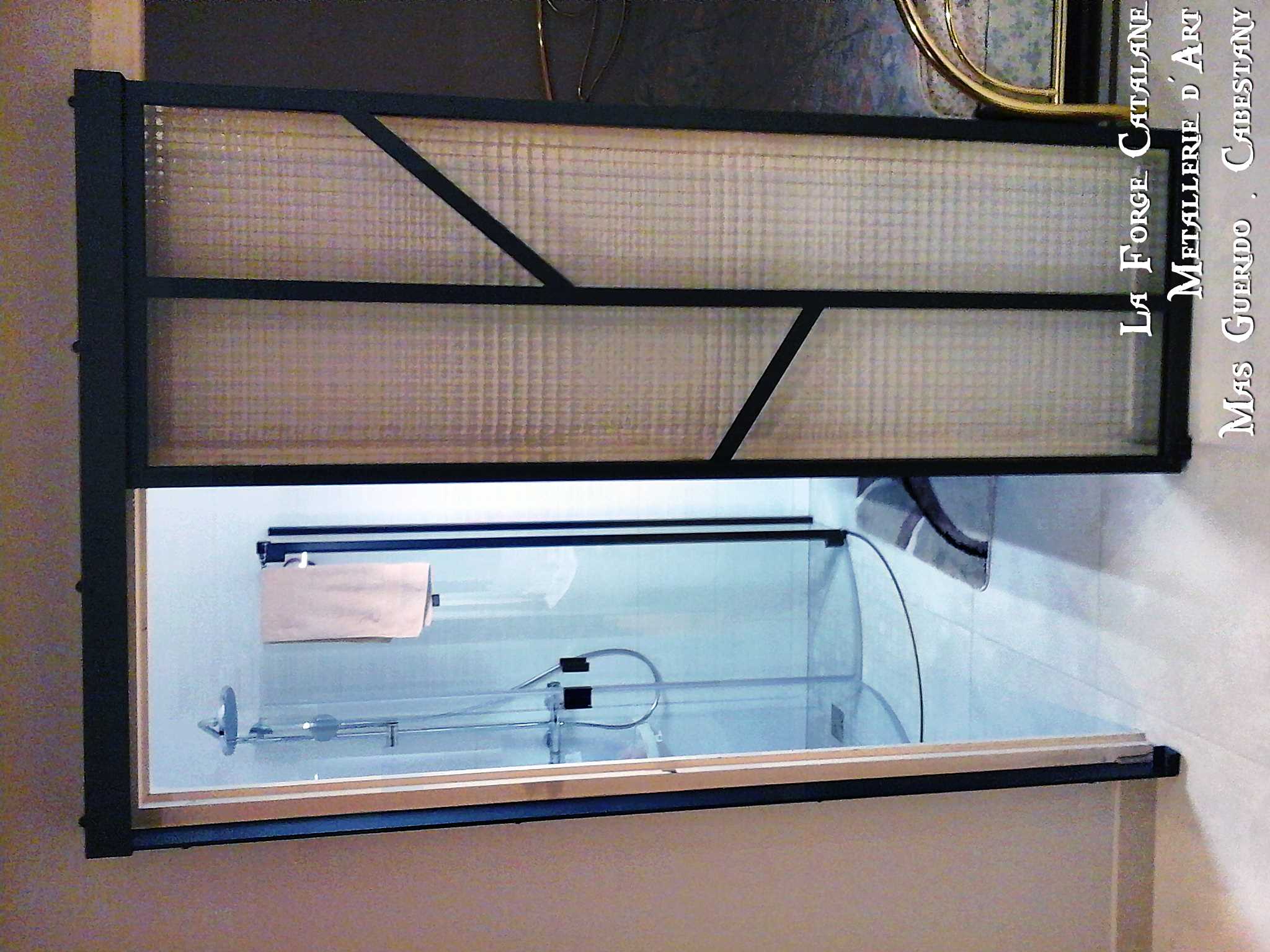 porte verriere en fer coulissante suspendue vitre opalescente forge catalane 3.jpg